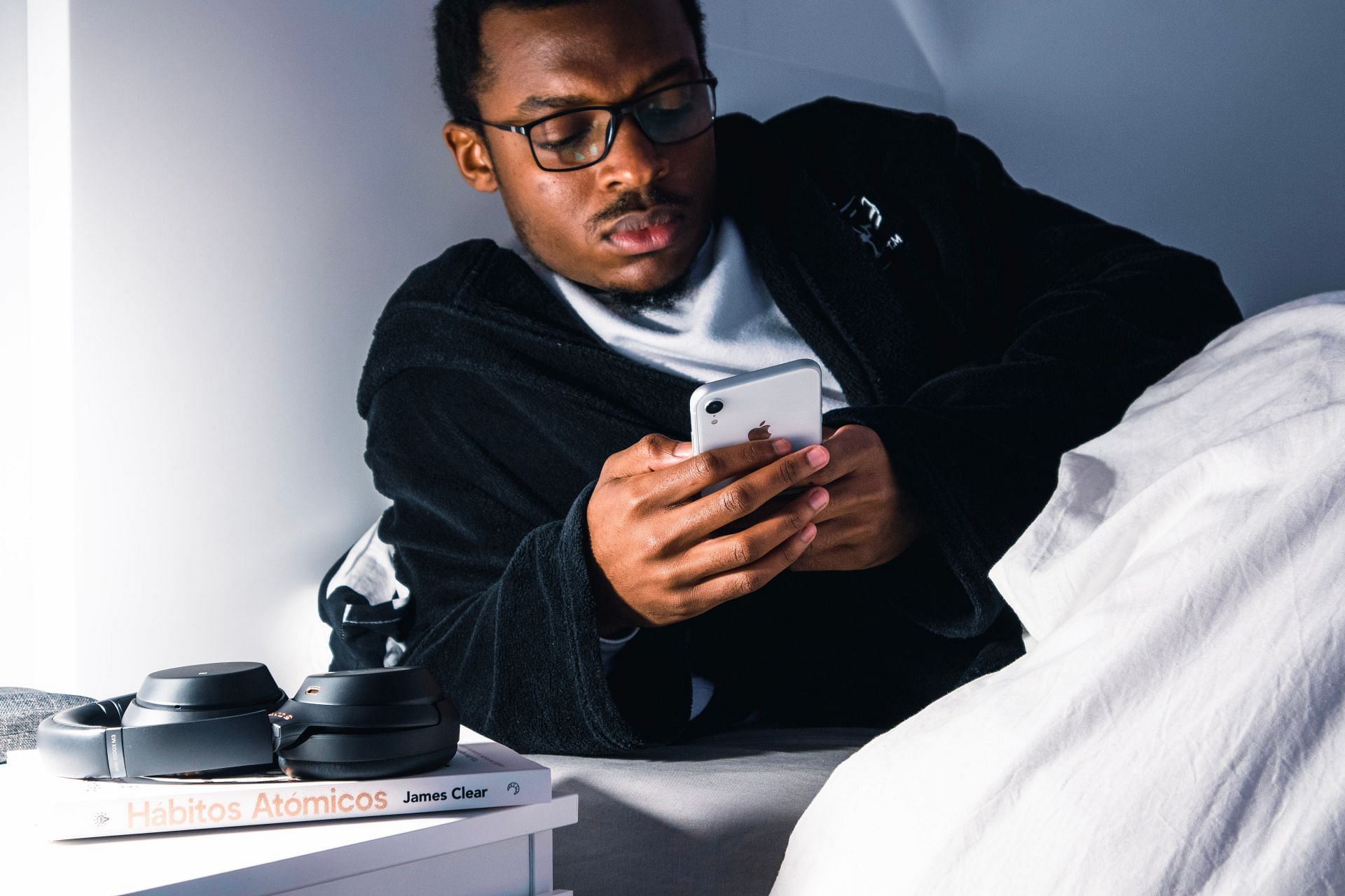 Avoid screen time at night (Image via Unsplash / Nubelson Fernandes )